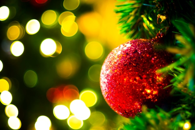 Árbol de Navidad decorado sobre fondo de año nuevo multicolor borrosa. Adorno de Navidad sobre fondo de madera con copos de nieve, tarjeta de felicitación feliz Navidad y próspero año nuevo.