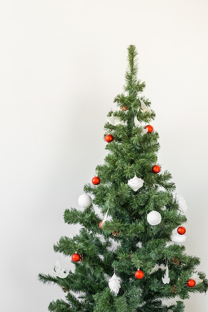 Árbol de Navidad decorado sobre fondo blanco, plantilla de tarjeta.