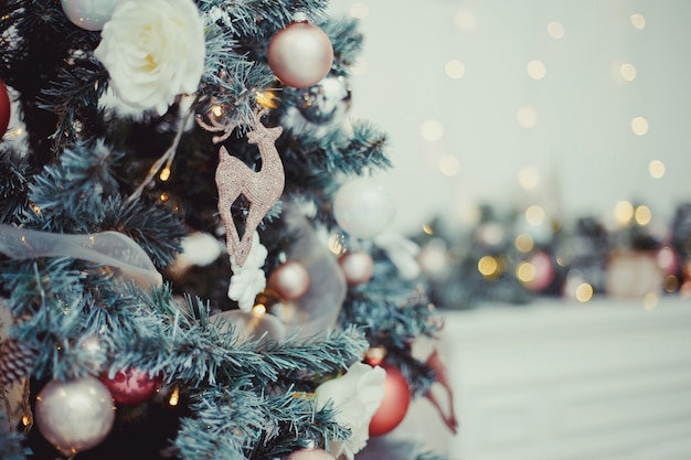 Árbol de navidad decorado sobre fondo brillante borroso con luces bokeh