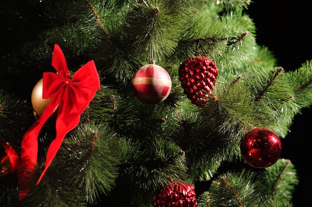 Árbol de Navidad decorado sobre fondo negro