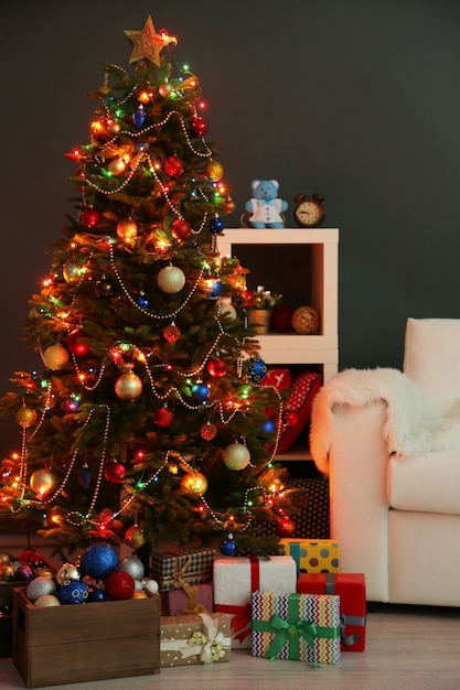 Árbol de Navidad decorado en la superficie interior de una casa por la noche