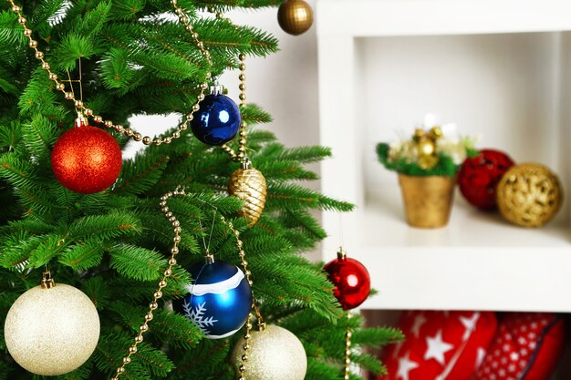 Árbol de Navidad decorado en la superficie interior de una casa