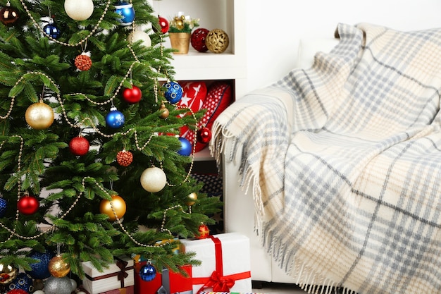 Árbol de Navidad decorado en la superficie interior de una casa