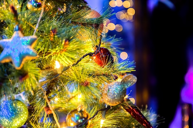 Árbol de Navidad decorativo con adorno de bola roja