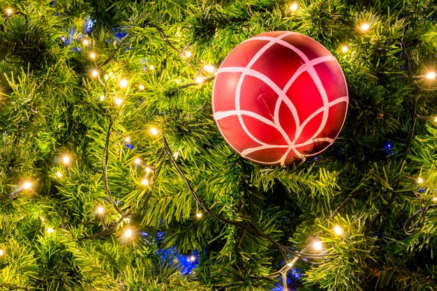 Árbol de navidad decorativo con bola roja y fondo claro