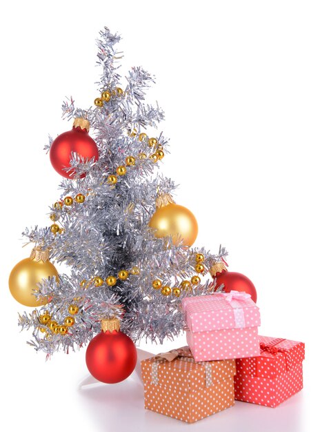 Árbol de Navidad decorativo con regalos aislado en blanco