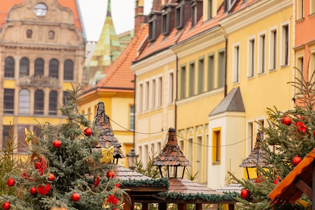 Árbol de navidad deocration, adornos en el mercado de Wroclaw, Polonia