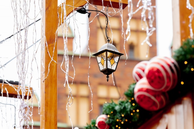 Árbol de navidad deocration, adornos en el mercado de Wroclaw, Polonia