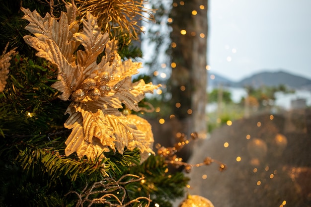 Árbol de Navidad dorado decorado hermoso árbol con adornos dorados