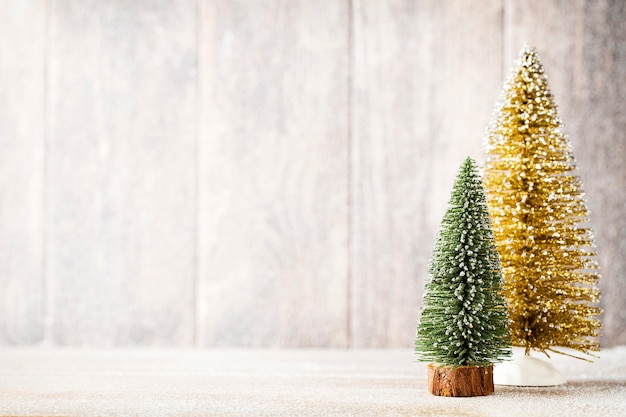 Árbol de navidad dorado y verde en madera