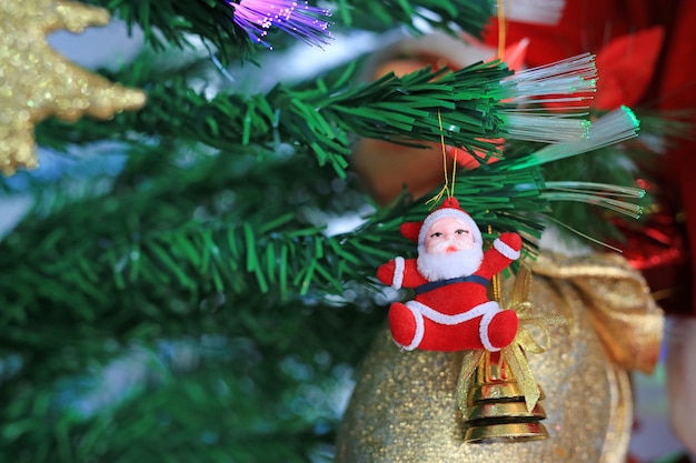 Árbol de Navidad con elementos decorativos para el tiempo de Navidad y el fondo de la temporada de invierno.