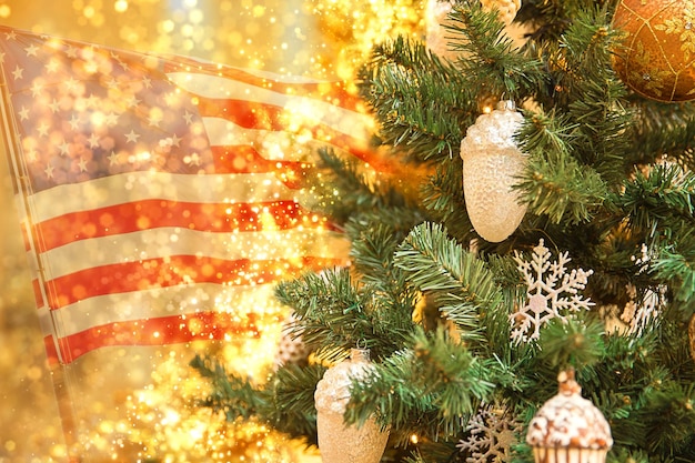 Árbol de navidad con espacio de copia y bandera de estados unidos sobre fondo borroso