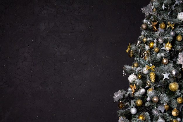 Árbol de navidad en la esquina de la imagen como símbolo del año nuevo y navidad