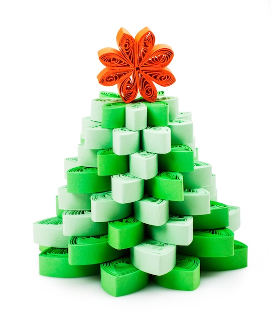 Árbol de navidad con estrella hecho de tiras de papel