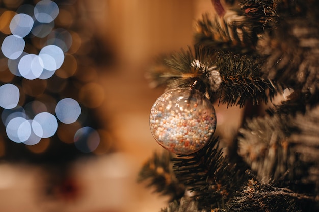 Árbol de Navidad festivo decorado con bolas de plata de juguete de Navidad Vacaciones de invierno Año nuevo