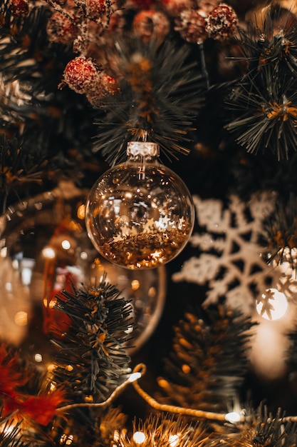 Árbol de Navidad festivo decorado con juguetes de Navidad con estrellas doradas Celebración de vacaciones de invierno