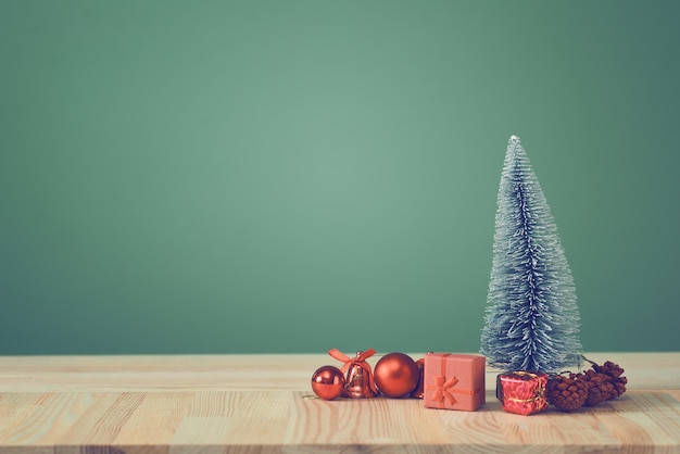 Árbol de Navidad festivo se encuentra en paneles de luz