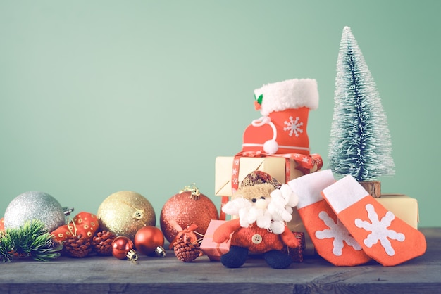 Árbol de Navidad festivo se encuentra en tableros oscuros.