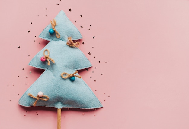 Árbol de Navidad de fieltro azul con decoración de cuentas de madera