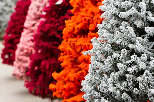 Árbol de Navidad flocado con múltiples colores.