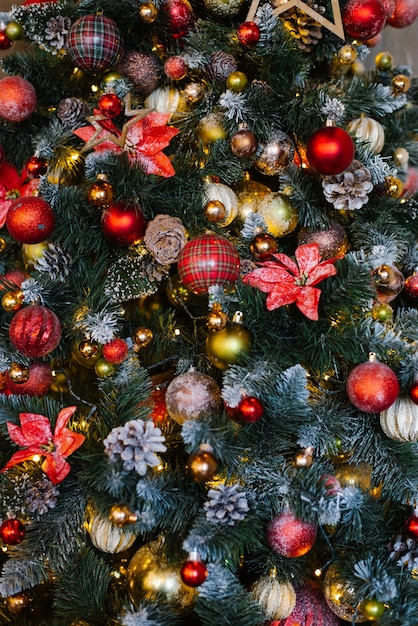 Árbol de Navidad y fondo de juguetes rojos y amarillos.