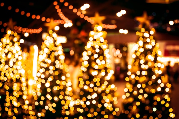 Árbol de navidad con el fondo de la luz del bokeh del oro.