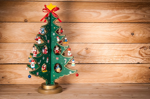 Árbol de navidad con fondo de madera