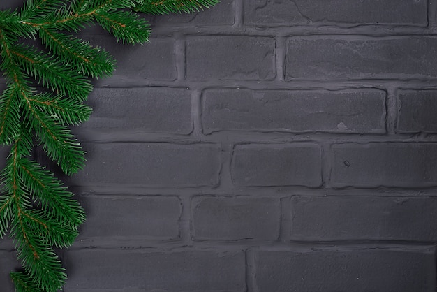 Árbol de navidad en el fondo de la pared de ladrillo