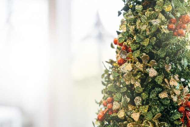 Árbol de navidad con fondo rojo, verde y dorado brillo.