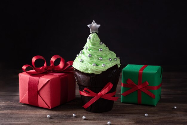 Árbol de Navidad en forma de cupcake crema con regalos.