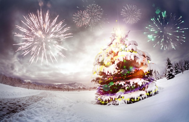 Árbol de navidad con fuegos artificiales