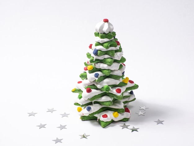 Árbol de navidad de galleta verde hecho por cortador de galletas estrella sobre fondo blanco