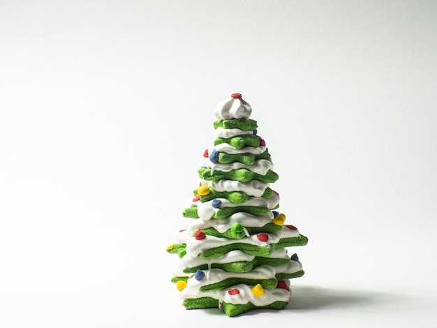 Árbol de navidad de galleta verde hecho por cortador de galletas estrella sobre fondo blanco