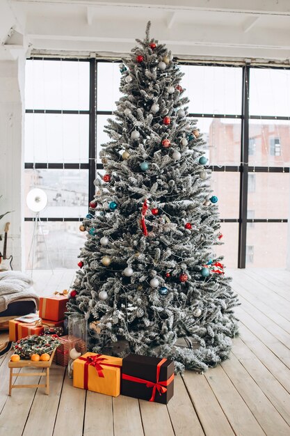 Árbol de Navidad en una gran sala de luz.