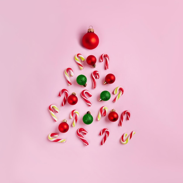 Árbol de Navidad hecho con bastones de caramelo y bolas.