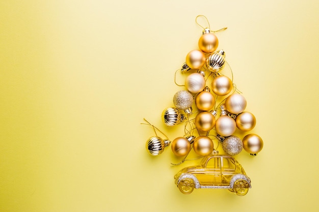 Árbol de Navidad hecho de bolas de Navidad sobre fondo amarillo. Banner de año nuevo de estilo minimalista.