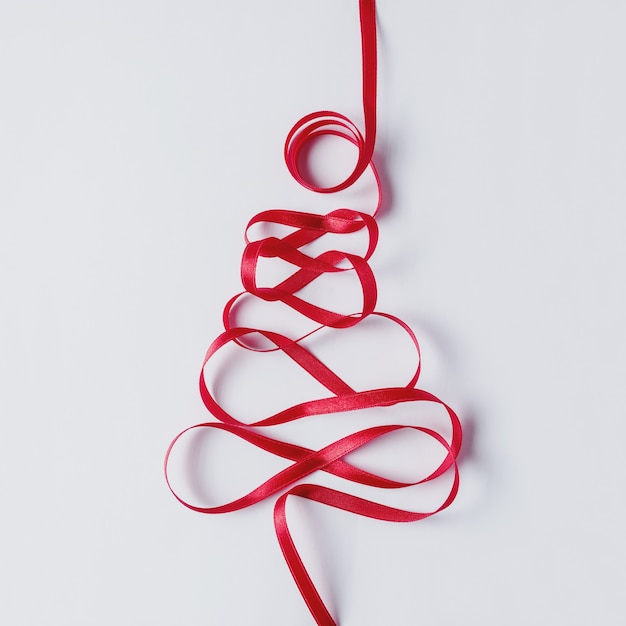 Árbol de Navidad hecho de cinta roja