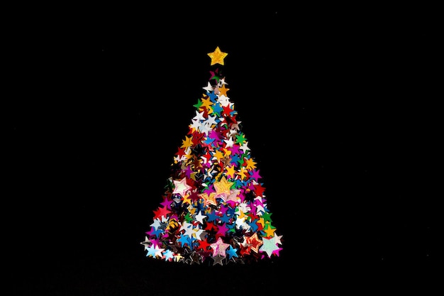 Árbol de Navidad hecho de estrellas multicolores brillantes.