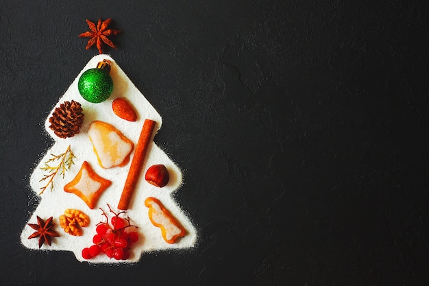 Árbol de Navidad hecho de galletas de jengibre y adornos.