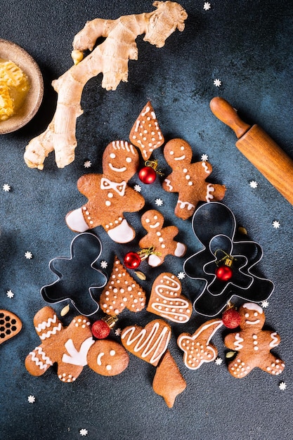 Árbol de Navidad hecho de galletas de jengibre sobre fondo azul oscuro con espacio para copiar texto. Galleta de jengibre con utensilios de cocina. postal de navidad y año nuevo. Galletas surtidas.