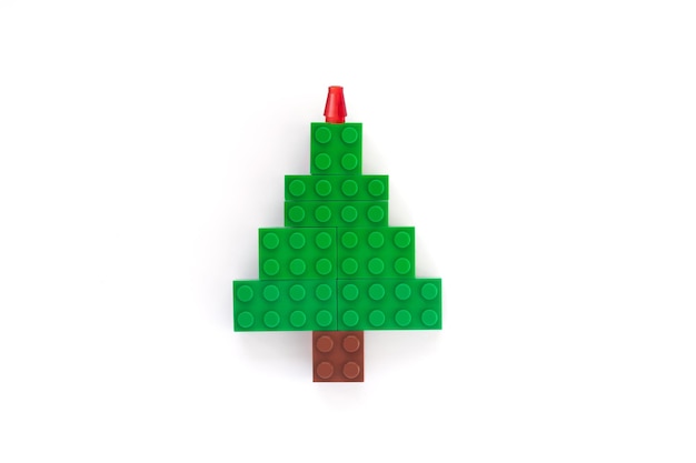 Árbol de Navidad hecho con ladrillos de plástico