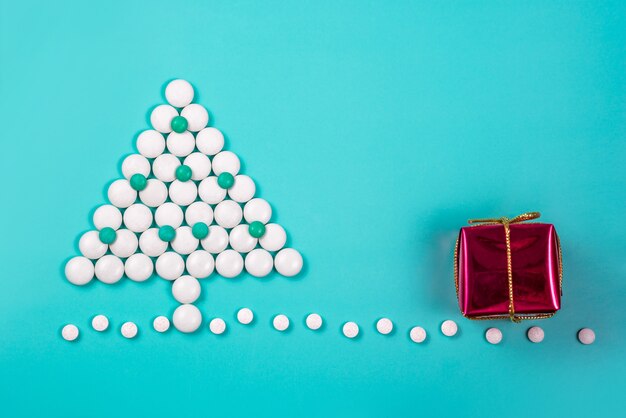 Árbol de Navidad hecho de pastillas. Año nuevo en medicina, farmacia y droguería