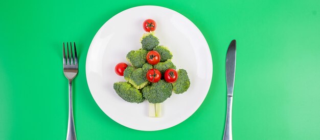 Árbol de Navidad hecho de verduras