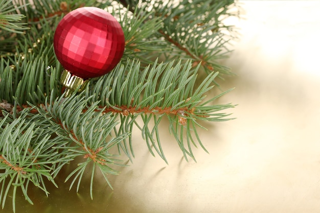 Árbol de Navidad con hermosa bola de año nuevo en la mesa