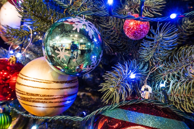 Árbol de Navidad con hermosa decoración navideña en borrosa