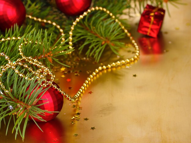 Árbol de Navidad con hermosas bolas de año nuevo en la mesa