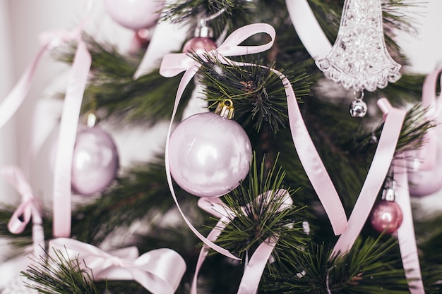 Árbol de Navidad con hermosas decoraciones.