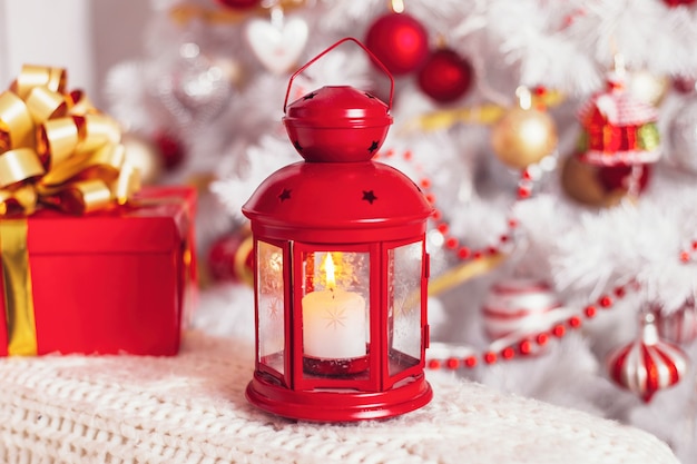 Árbol de Navidad con hermosas decoraciones.