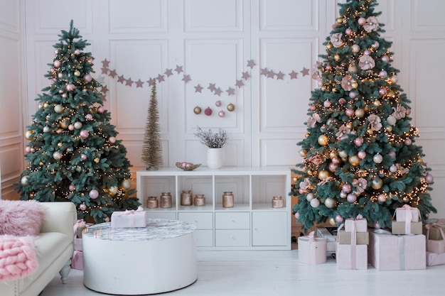 Árbol de navidad en un hermoso interior con decoración de fondo festivo del año nuevo