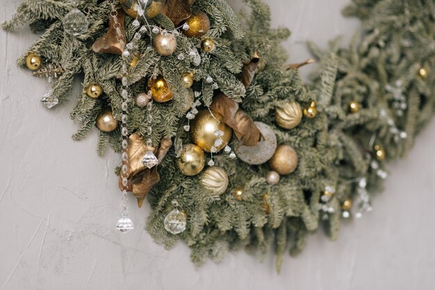 Árbol de Navidad con hermosos juguetes elegante decoración de Navidad y Año Nuevo